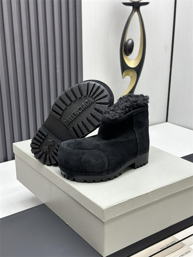 Ba*len*cia*ga alaska fur boot